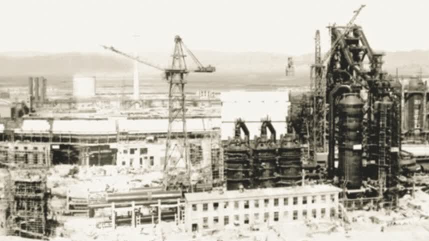 展陈馆内的7米乘3米大型油画，再现1950年代来自全国各地的建设者齐聚包钢的场景。