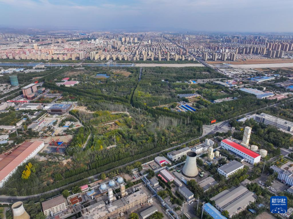 包钢厂区与包头城市天际线，无人机俯瞰视角