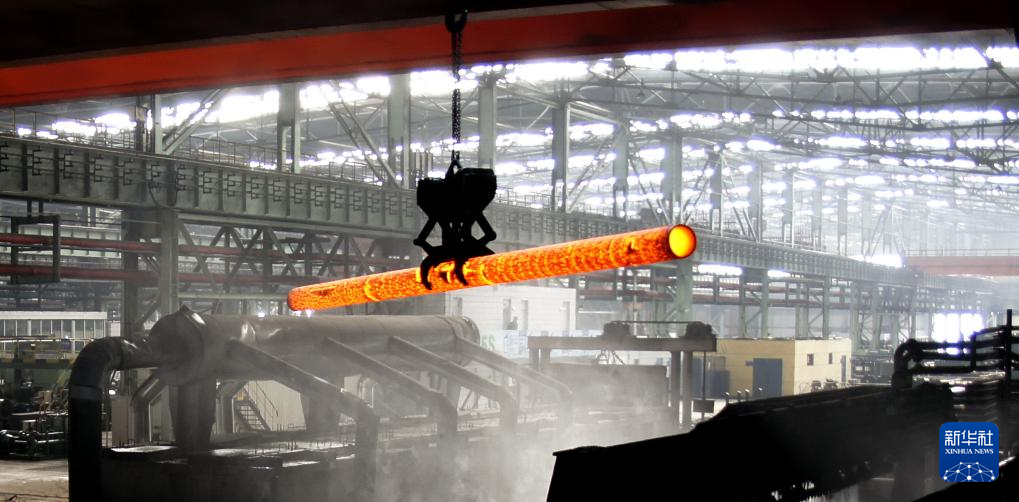 包钢厂区鸟瞰图,高炉群和管道系统在绿化覆盖中交错排列。厂区绿化率已达50.1%,呈现"半区钢铁半区绿"的格局。