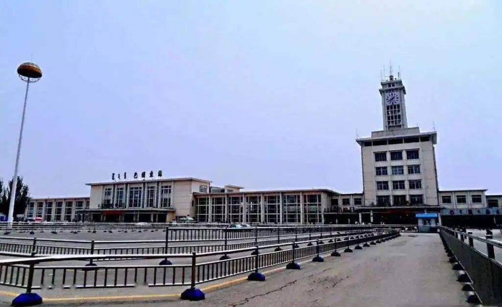 包头东站1980年代扩建后的钟楼