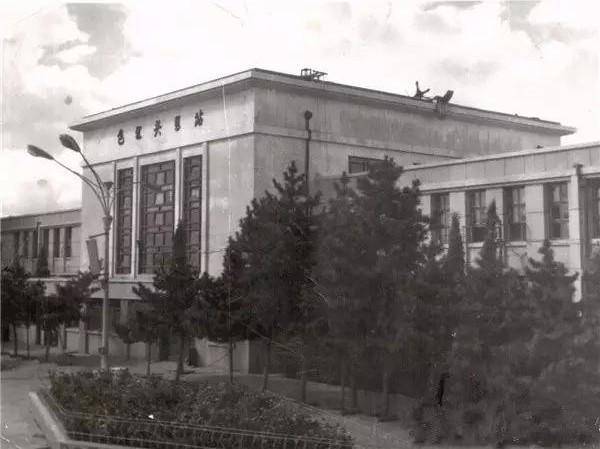 包头东站历史影像。这座1923年建成的老站原名"包头站"，1955年新城规划后才改称"包头东站"，站前街巷格局和今天的包头站形成鲜明对比。
