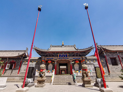 福徵寺东院革命纪念馆内的展陈空间，展示1925年包头工委的历史