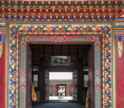 福徵寺(包头召)山门入口,彩色装饰与传统建筑细节
