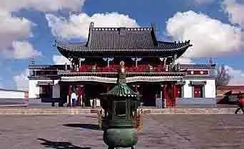 福徵寺主佛殿正面，白墙、梯形窗和汉式歇山顶在同一个立面上拼接