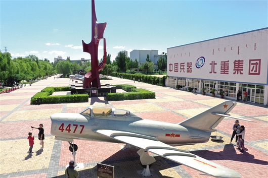 歼-5歼击机露天停放在兵器城飞机展区，机身保养状态一般，蒙皮可见锈迹。