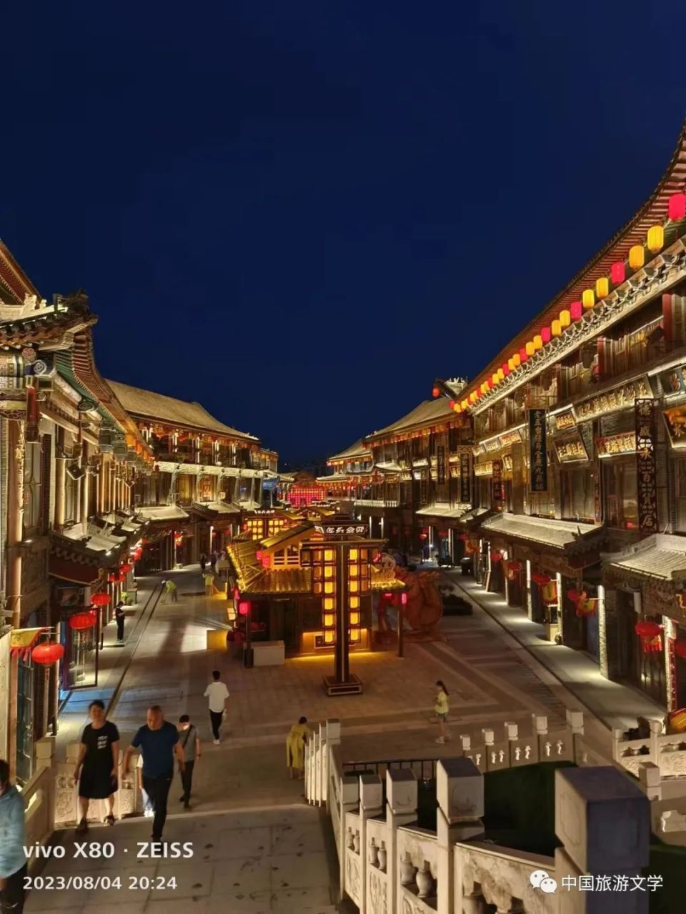 金街夜间的灯火景观