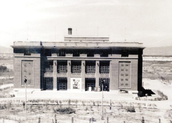1950年代包头第一工人文化宫外景，建筑前方的开阔广场