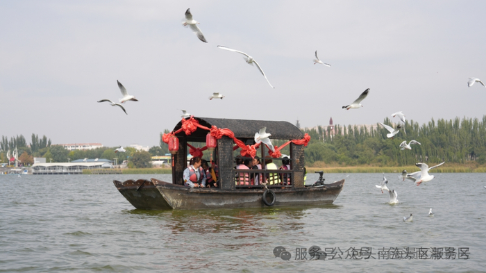 1940年代包头二里半黄河渡口附近的小吃摊。照片中能看到黄河岸线、简易布棚和小贩，记录了这个季节性码头上的日常生计。