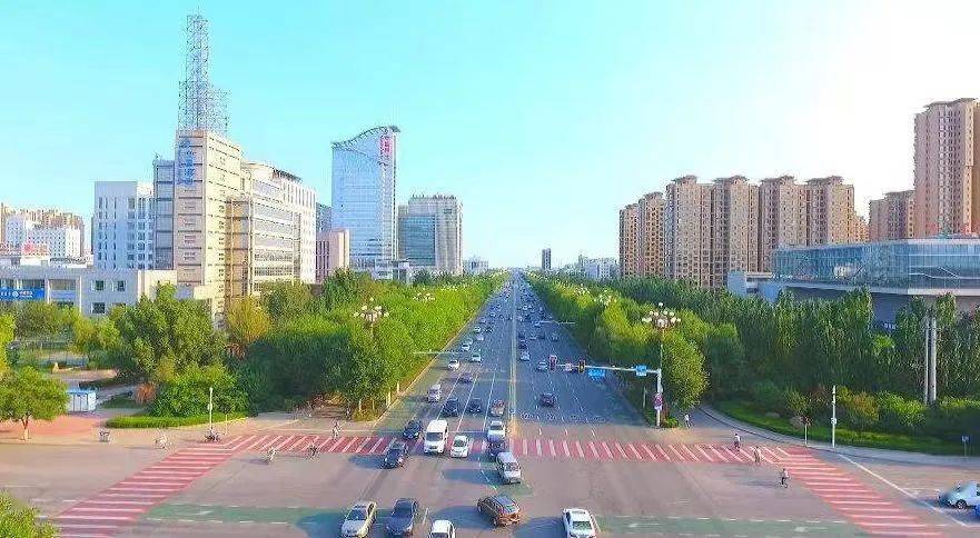 钢铁大街宽阔的路面与两侧现代建筑
