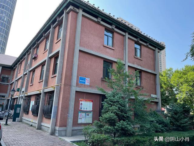 钢32街坊的苏联风格红砖住宅楼