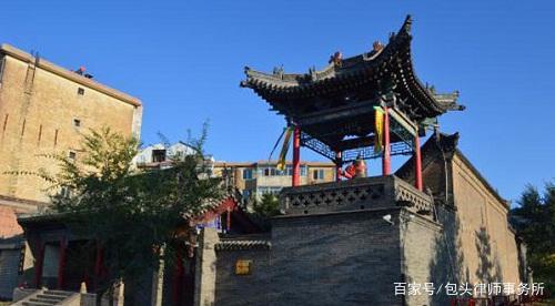 1920年代包头龙王庙(转龙藏)的旧影。画面中可见寺庙的钟鼓楼和正殿建筑群,是龙泉寺在民国时期的样貌记录。
