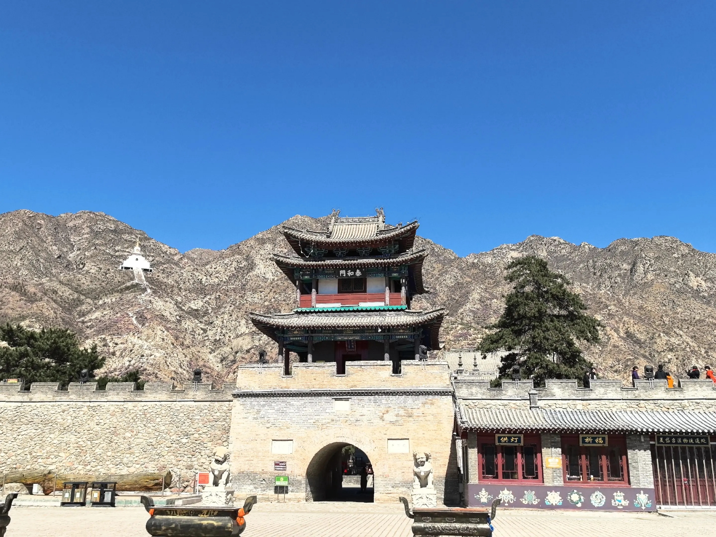美岱召城墙与泰和门：城门上方的石匾刻有"大明金国"字样，是隆庆和议的珍贵物证
