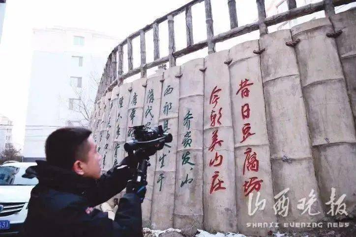 贵发山庄入口纪念墙，标注乔贵发豆腐坊原址