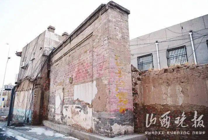 西脑包大照壁，横跨街面的灰砖文物界碑