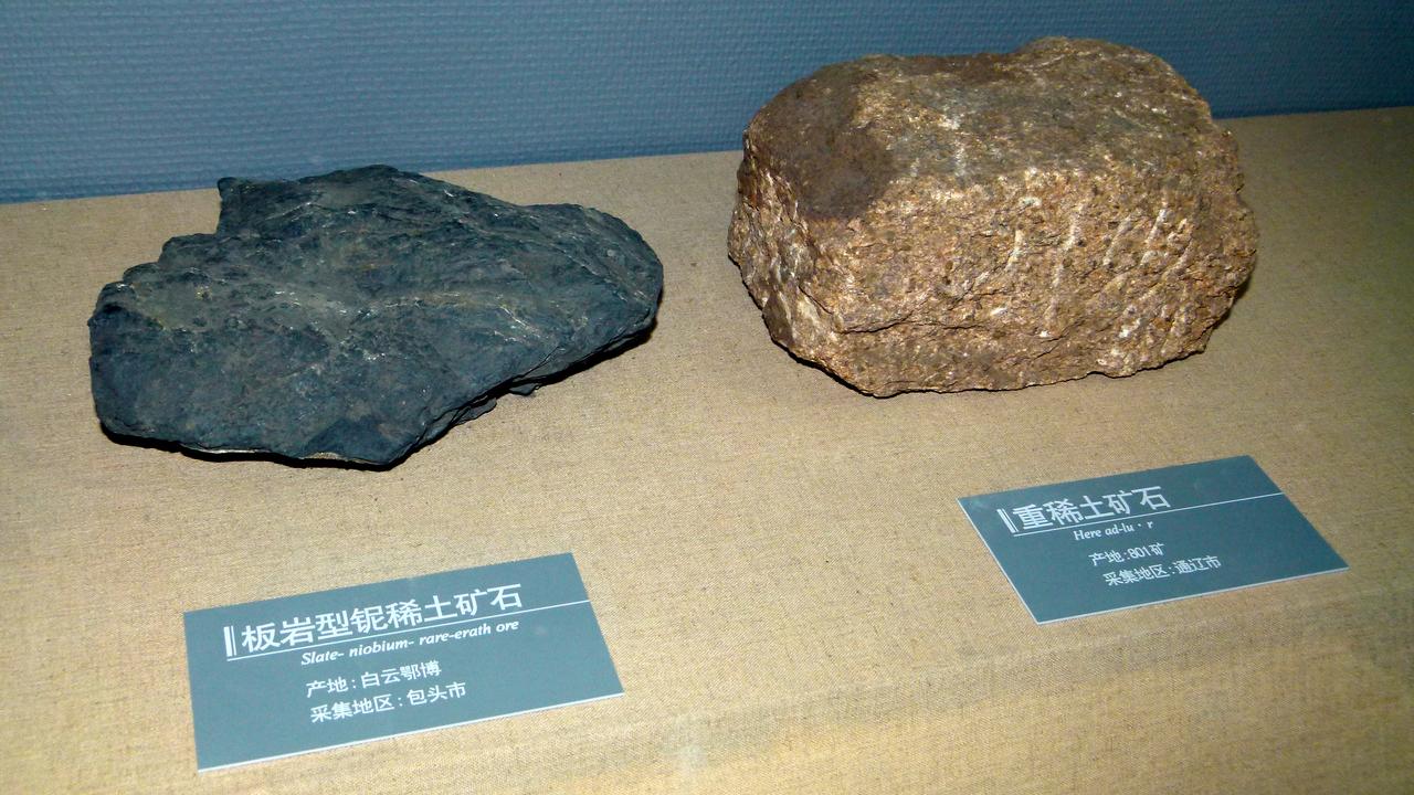 稀土矿石标本,包括含铌稀土矿和重稀土矿,来自白云鄂博矿区