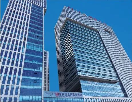 稀土大厦外观，银白与淡蓝色玻璃幕墙建筑