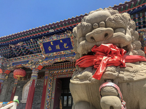 北梁台地上的福徵寺牌匾，白底金字标识着"福徵寺"和"包头召革命纪念馆"双重身份