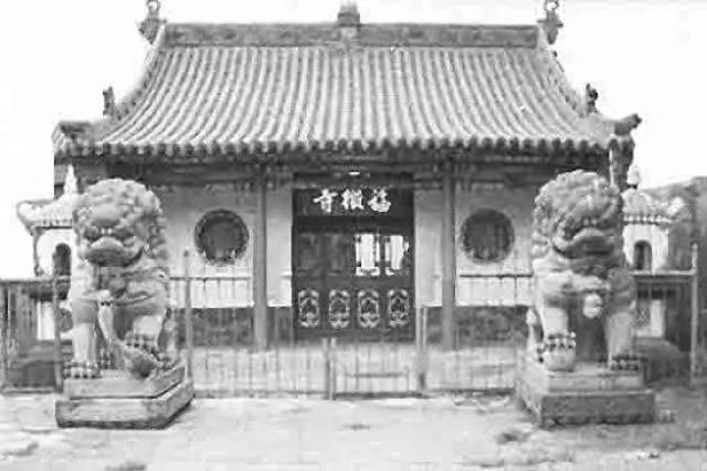 寺院入口的石狮和香炉，两侧院落曾用于商会和官署办公