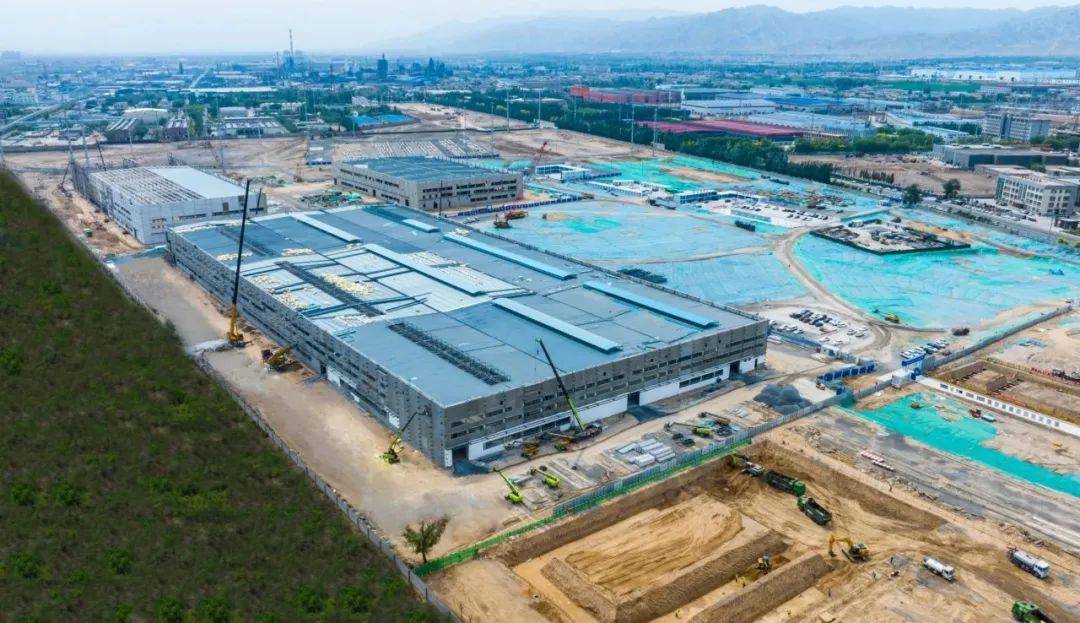 北方稀土总部大楼及绿色冶炼升级改造厂区，全球最大的稀土原料生产基地之一