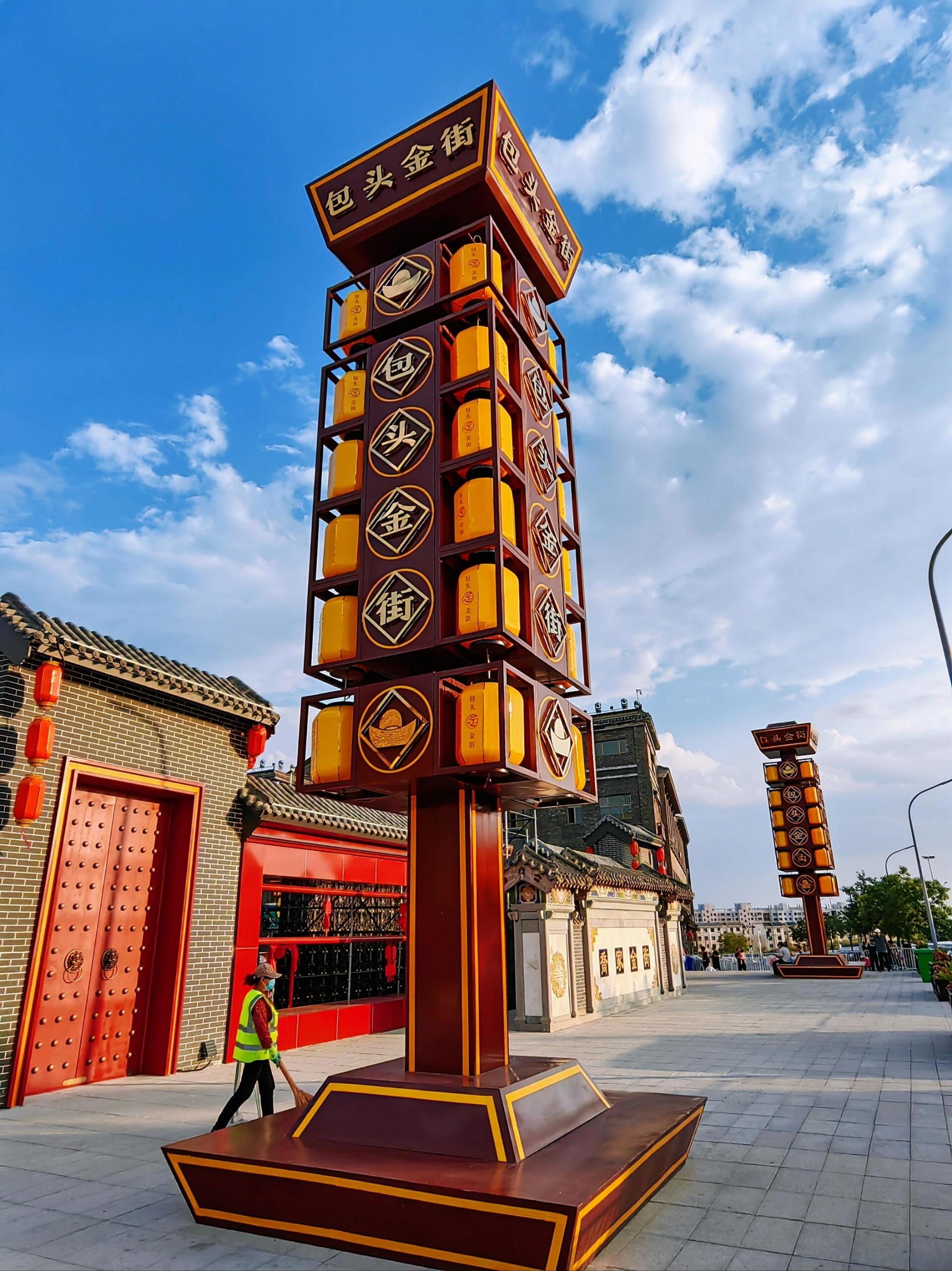 东河清真大寺外观,中式歇山屋顶与伊斯兰邦克楼并置,是边疆宗教融合的建筑证据
