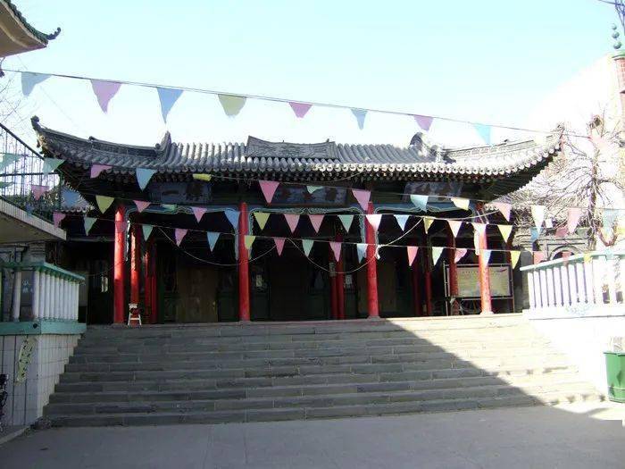 东河清真大寺全貌:中式歇山屋顶与邦克楼