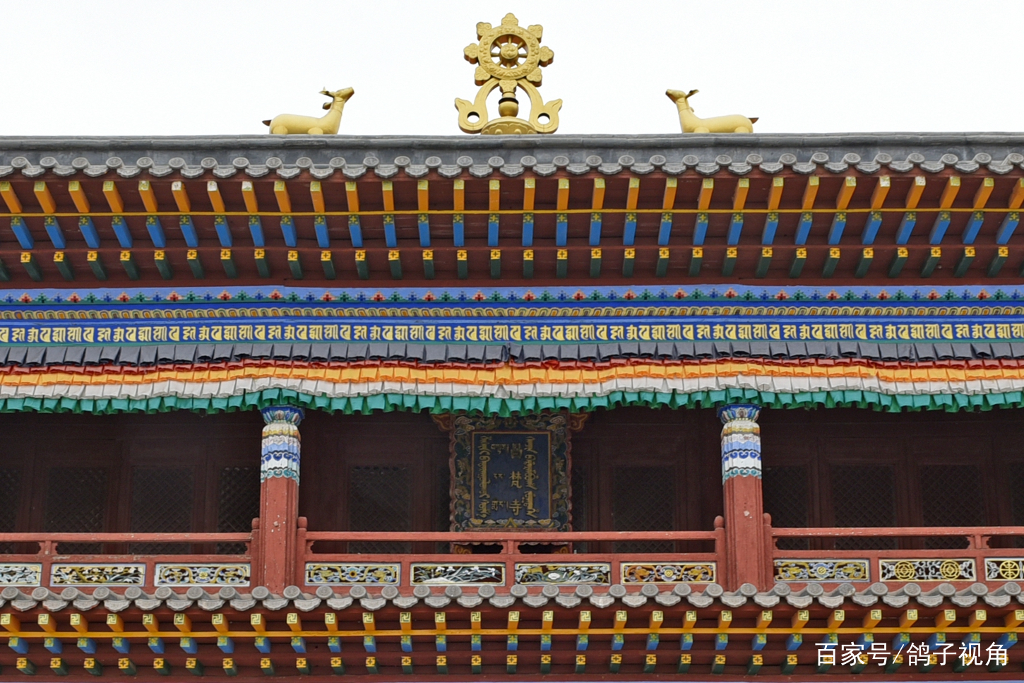梅力更召正面外景与乌拉山