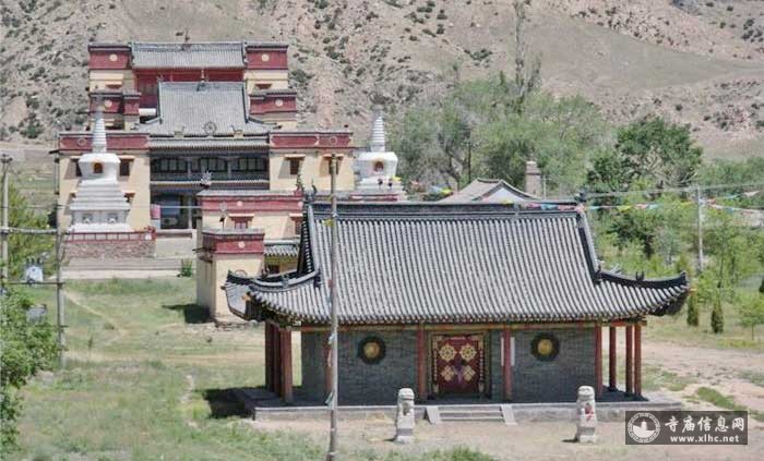 梅力更召山门全景