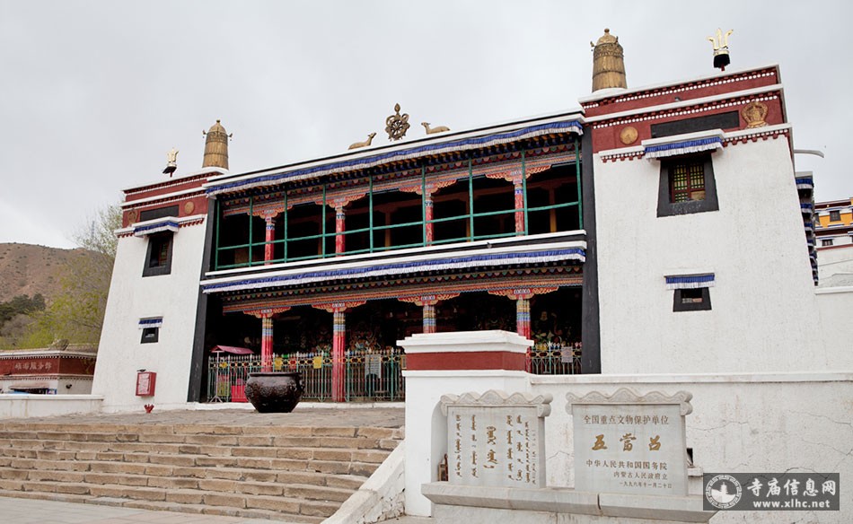 五当召全貌，白色藏式建筑群沿山势层层叠起，是全国重点文物保护单位