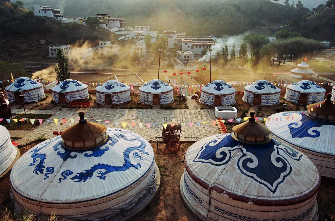 五当召雪景：白色殿宇与群山环抱