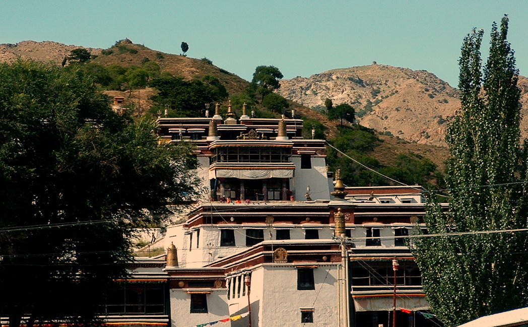 五当召全景：白色藏式建筑群沿山势层层叠起