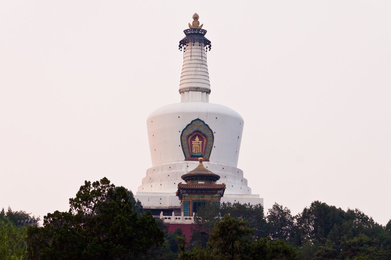白塔从红墙和灰瓦后方升起,构成街区天际线