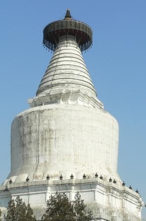白塔塔身：覆钵体、相轮、华盖与塔刹