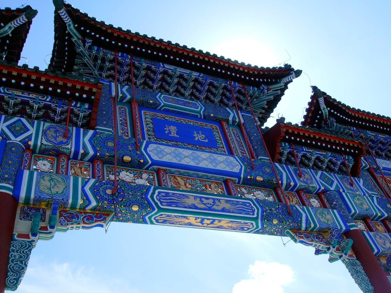 安定门外大街地坛西门牌楼，三间四柱七楼木结构，蓝绿和玺彩画，正中题"地坛"二字