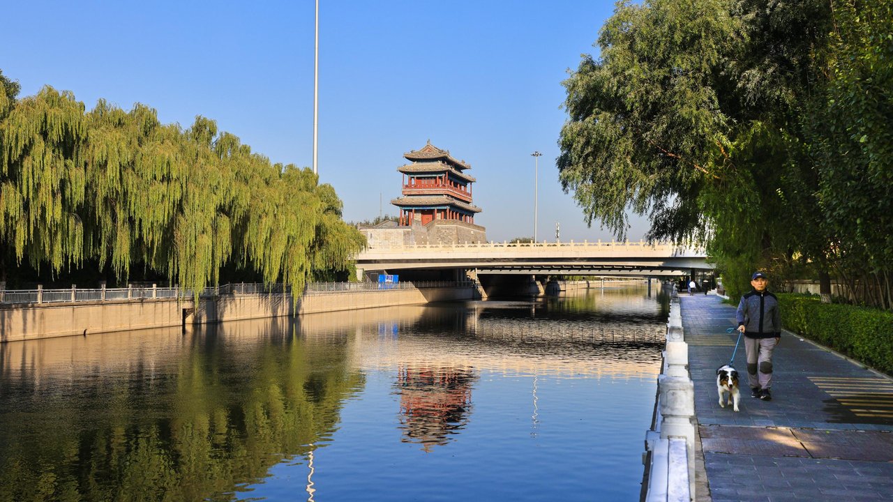 南护城河日常使用场景：步道、河岸与传统建筑