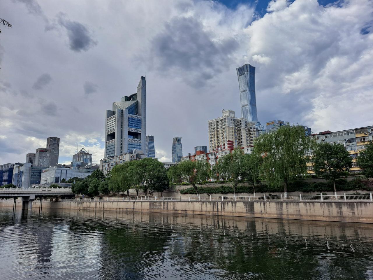 庆丰公园里的通惠河水面，2023 年画面