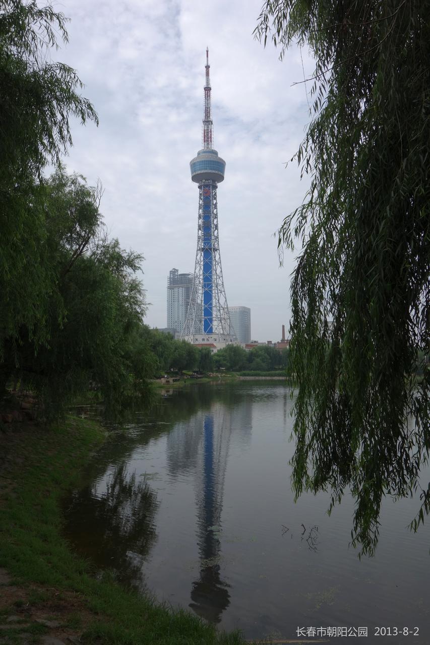 吉塔从德苑的树林上方矗立,是公园内最显眼的空间锚点