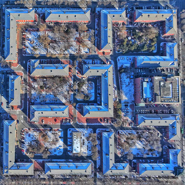 东风大街街景,路两侧的红砖住宅楼和宽阔路面