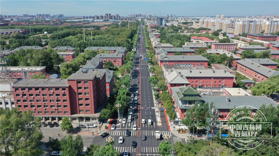 一汽厂区内的道路与工业建筑群