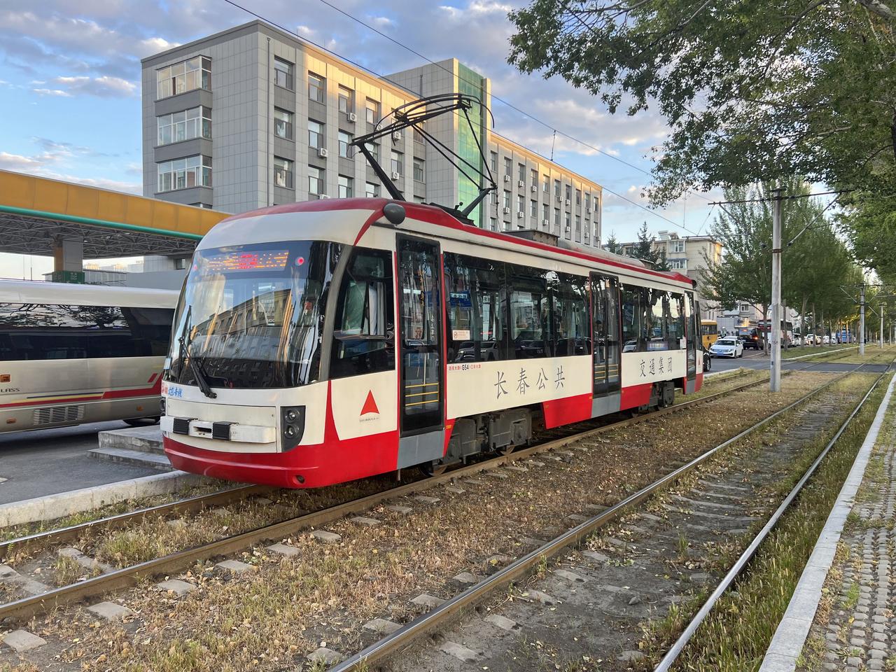 54路有轨电车在红旗街上行驶
