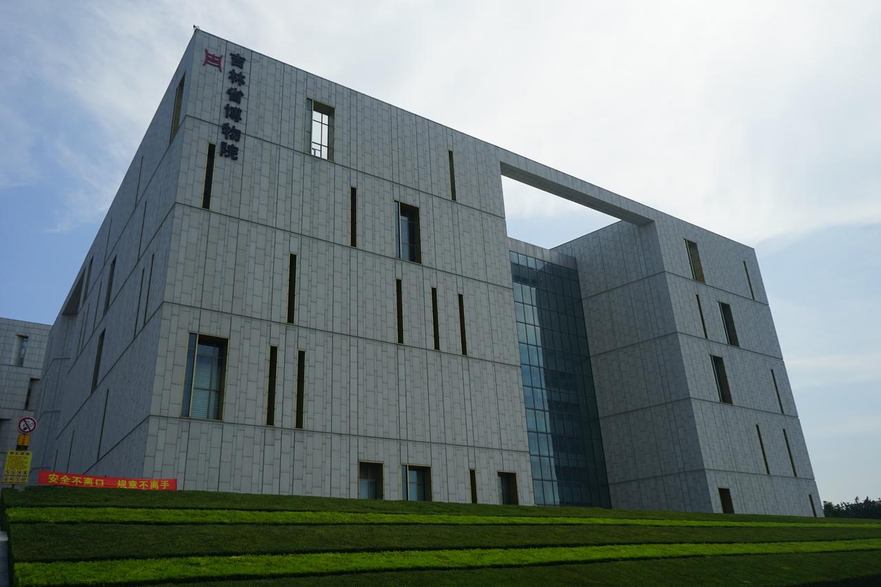 吉林省博物院所在的"三馆合一"建筑群，三座白色方盒呈三角形排列