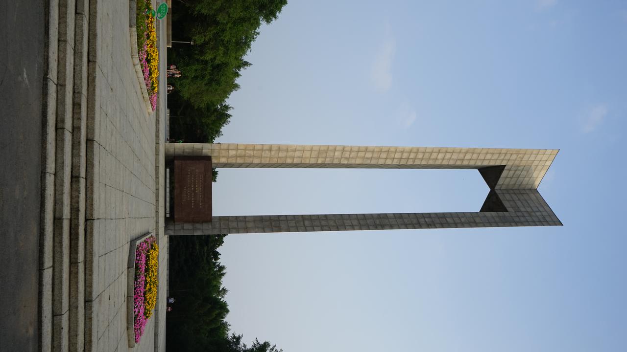 长春解放纪念碑，位于南湖公园北门入口，为长春市文物保护单位