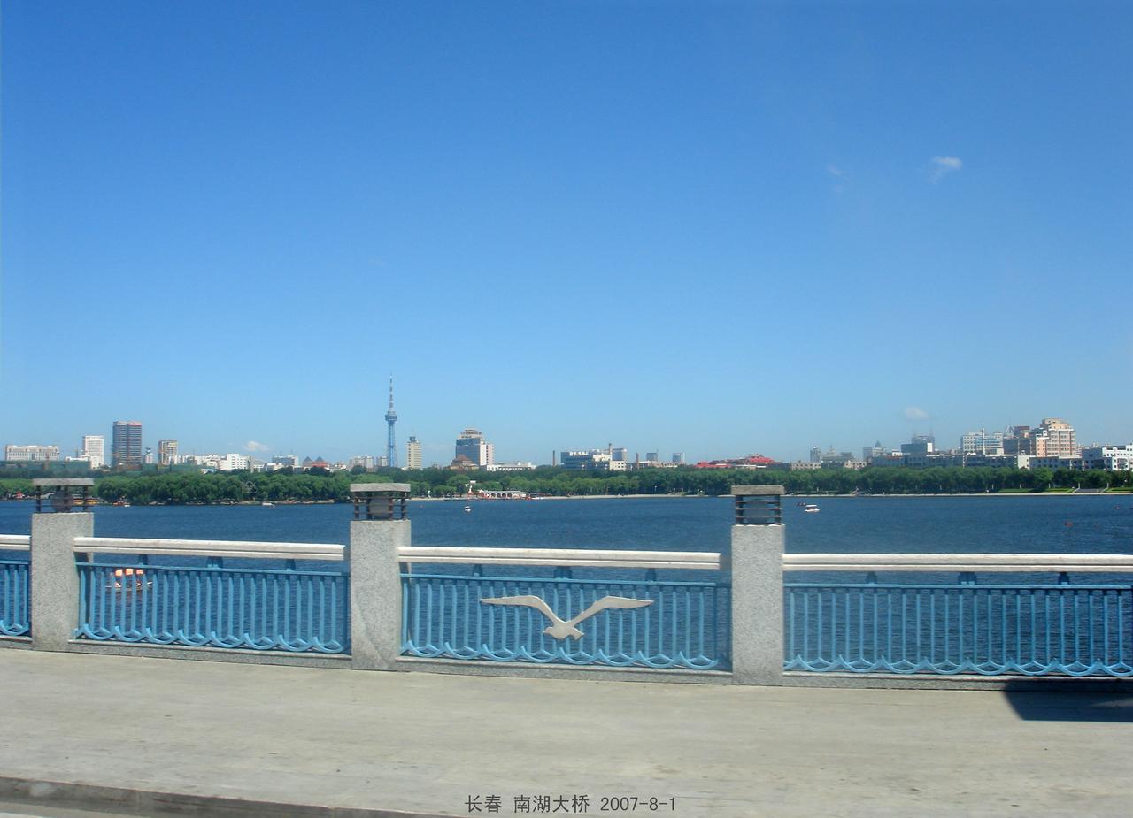 南湖大桥横跨湖面，将南湖分为南北两部分