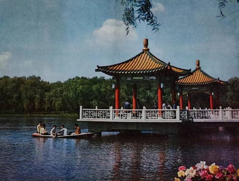 四亭桥（风雨四亭）是南湖公园的标志性建筑，红柱黄瓦四亭相连