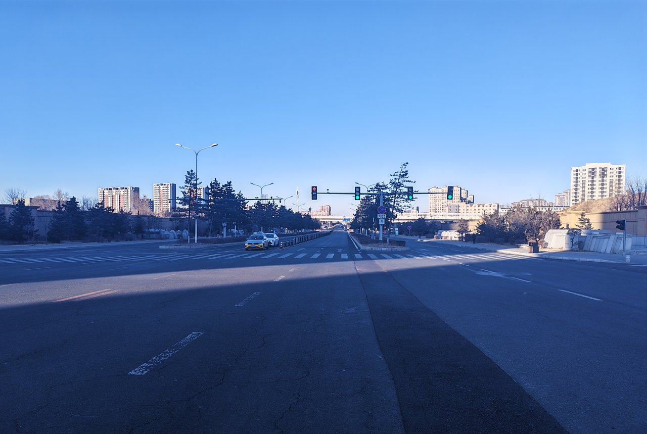 长春站站前广场附近的人民大街北段街景，路面宽36米，视线正南方向直通