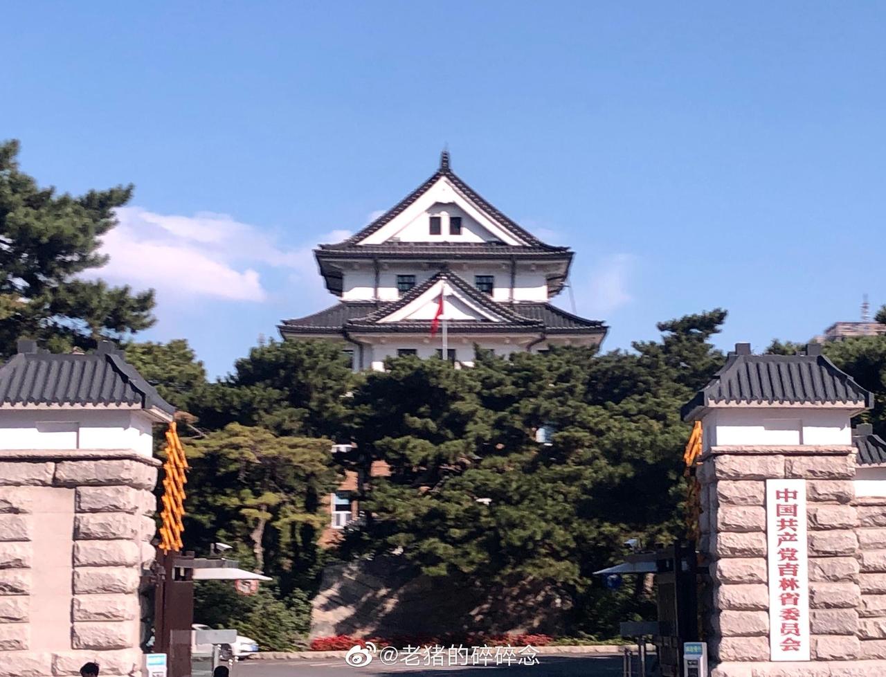 关东军司令部旧址侧面角度，展示建筑体量和层数变化