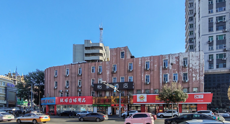 经过改造和扩建后的建筑外观,涂料覆盖了原始材质