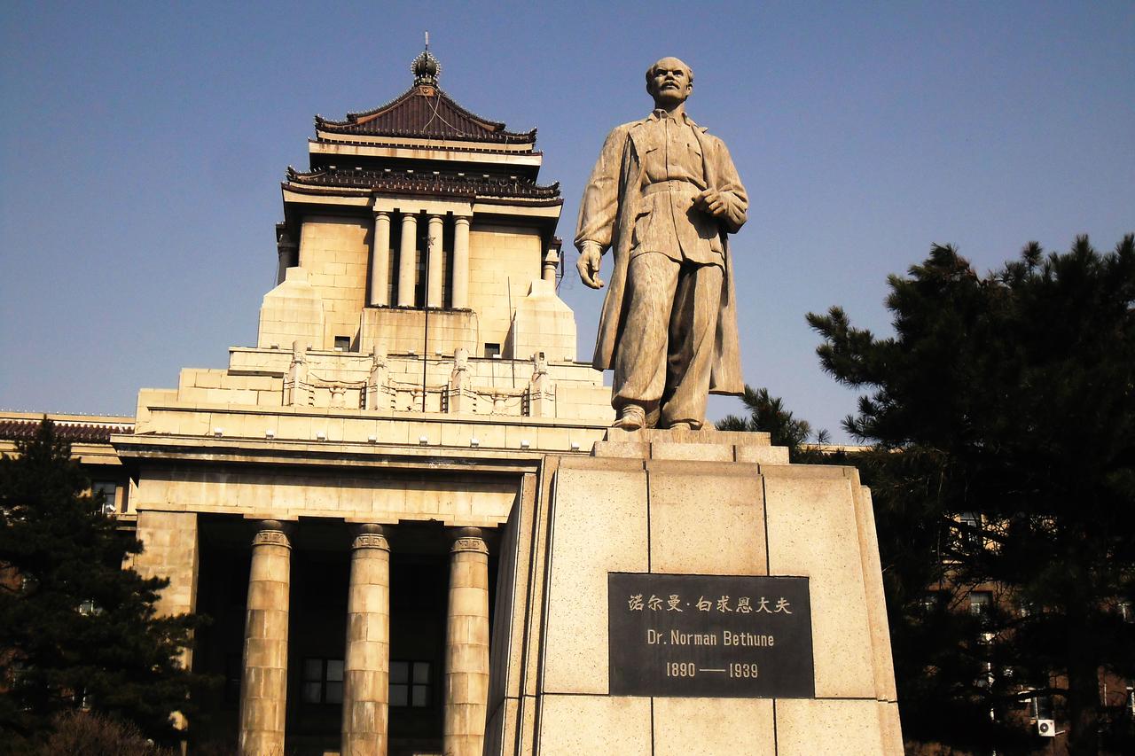 白求恩雕像与建筑西侧面