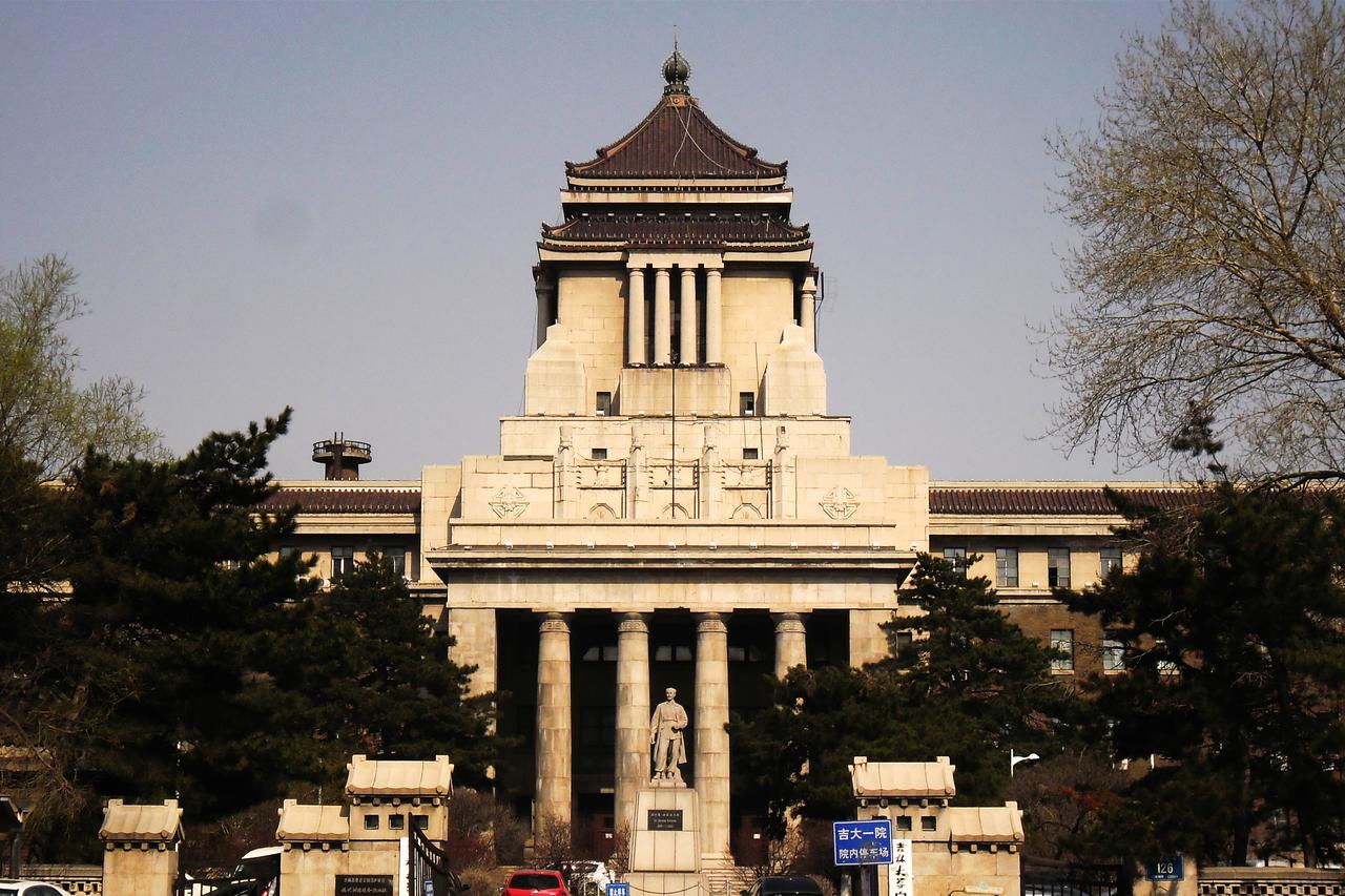 伪满洲国国务院旧址建筑正面外观，深褐色塔楼与中式重檐屋顶