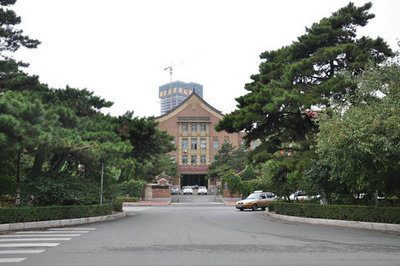 伪满交通部旧址建成初期的历史照片,可见当年完整外观