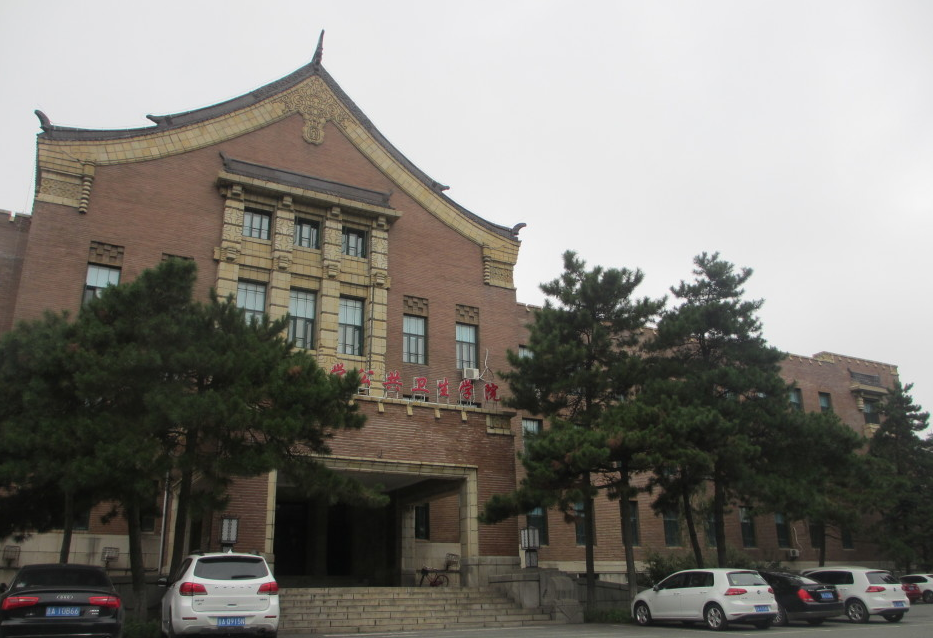 伪满交通部旧址墙面细部,褐色面砖与黄色琉璃装饰带交错排布